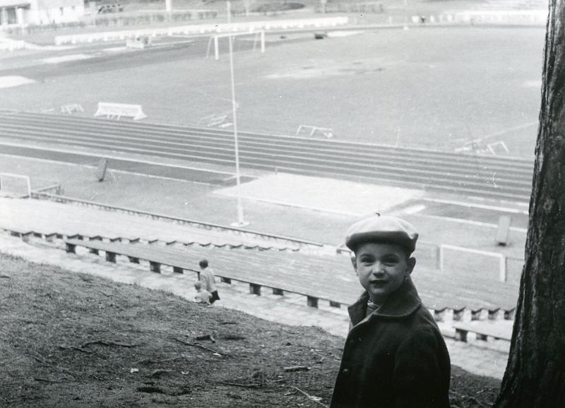 KKE 2230.jpg - Fot. Portret. Dziecko na tle stadionu leśnego w Olsztynie, lata 50-te XX wieku.